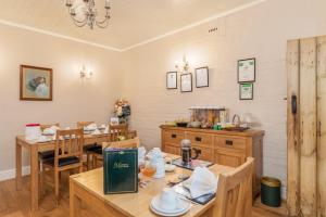 a dining room with a table and chairs and a kitchen at stilworth house in Helmsley +16 photos