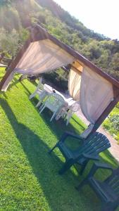 ラ・スペツィアにあるVillino Isòの庭のテントと芝生の椅子2脚