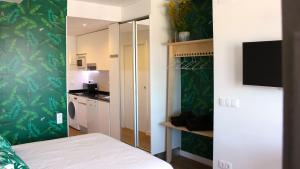 a small room with a bed and a kitchen at Nice Studio in Alicante City Centre in Alicante