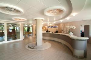 um lobby com uma coluna no meio de um edifício em Parc Hotel Gritti em Bardolino