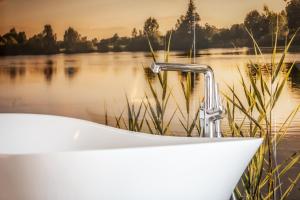 Výhled na řeku, která protéká v blízkosti hotelu