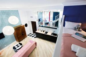 1 dormitorio con 1 cama grande y lavamanos en Art Apartment en Cracovia
