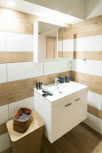 bagno con lavandino bianco e specchio di Beautiful studio next to ancient stadium ad Atene