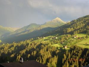Blick auf ein Tal mit Bäumen und Bergen in der Unterkunft Jägerhof in Alpbach