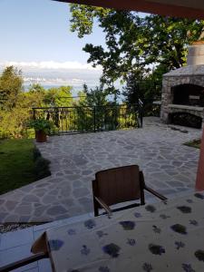 einen Stuhl auf einer Terrasse mit Kamin in der Unterkunft Apartman Nekić in Opatija