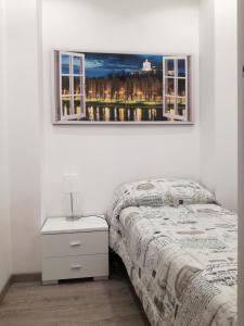 una camera con un letto e una foto appesa al muro di Casa RA a Torino