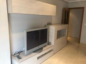 a flat screen tv sitting on a stand in a living room at Piso Soballa, Centro y Playa in Santa Pola