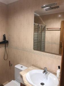 ein Badezimmer mit Waschbecken, Spiegel und Toilette in der Unterkunft Piso Soballa, Centro y Playa in Santa Pola + 15 Fotos