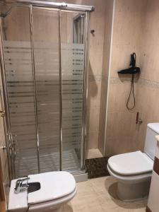ein Badezimmer mit Dusche und Toilette in der Unterkunft Piso Soballa, Centro y Playa in Santa Pola