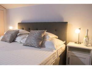 Кровать или кровати в номере Riva Royal Lounge Apartment