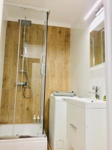 een badkamer met een douche, een toilet en een wastafel bij Andersena 190 B - 12 piętro - 10 min CMKP - 5 min Metro - 15 min Centrum in Warschau