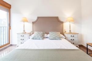 une chambre avec un grand lit avec deux tables de nuit dans l'établissement RUSTIKALPUENTE Casa de la CULTURA, à Alpuente