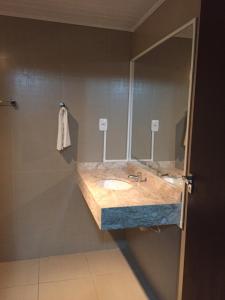 Ett badrum på Hotel Morada dos Pinheiros