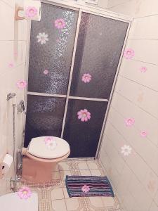 La salle de bains est pourvue d'une douche et de toilettes. dans l'établissement Hotel Ypê, à Rio Verde
