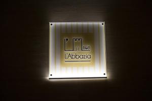 um sinal iluminado com o elemento periódico sodaho em B&B L'ABBAZIA em Torre Maggiore