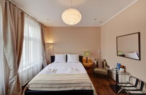 sypialnia z łóżkiem z dwoma ręcznikami w obiekcie Jagiellońska 3 ApartHotel w mieście Katowice