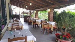 ห้องอาหารหรือที่รับประทานอาหารของ Locanda della luna rossa