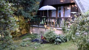 ein Haus mit einer Veranda und einem Balkon in der Unterkunft Chata Eva in Chrastava