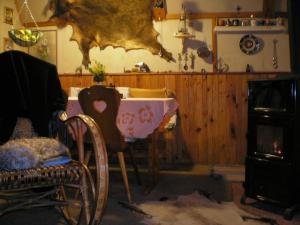ein Wohnzimmer mit einem Tisch und einem rosa Tischtuch in der Unterkunft Chata Eva in Chrastava