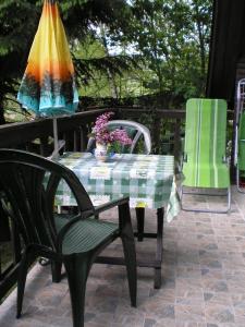 Chata Eva في Chrastava: طاولة وكرسيين ومظلة على الفناء