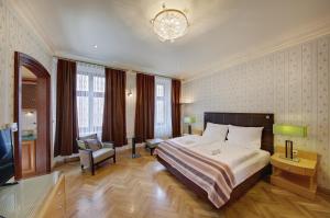 une chambre d'hôtel avec un lit et une télévision dans l'établissement Apartamenty Tessa Jagiellońska, à Katowice