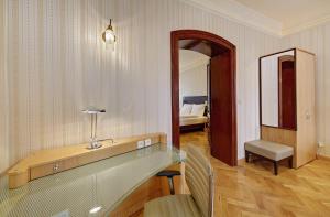 Cette chambre comprend un miroir et une coiffeuse avec un miroir. dans l'établissement Apartamenty Tessa Jagiellońska, à Katowice