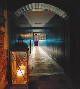 un couloir avec une arche dans un bâtiment avec une lanterne dans l'établissement Arch Guesthouse, à Clifden