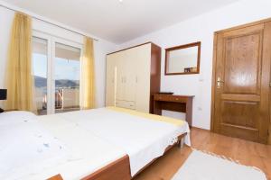Una cama o camas en una habitación de Apartments Dragutin - 80m from sea