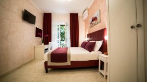una camera d'albergo con letto e finestra di St. Peter Area Luxury Suites a Roma