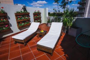 een patio met 2 bedden op een balkon bij Shoshana Hotel Boutique in Buenos Aires