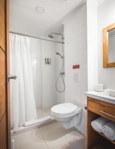 Um banheiro em City Suites & Beach Hotel