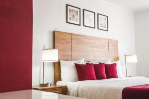 Cama ou camas em um quarto em City Suites & Beach Hotel