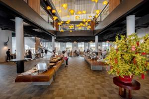 暹粒Pacific Hotel & Spa的大厅,有桌子和人,在大楼里