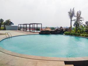 a large swimming pool in a resort at Luxury Furnished 2BR Grand Kamala Lagoon Apartment By Travelio in Pulosirih