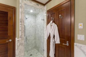 Bilik mandi di The Ritz-Carlton Club, 3 Bedroom Residence Float 1, Ski-in & Ski-out Resort in Aspen Highlands