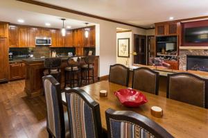 comedor y cocina con mesa y sillas en The Ritz-Carlton Club, Two-Bedroom Residence Float 3, Ski-in & Ski-out Resort in Aspen Highlands, en Aspen