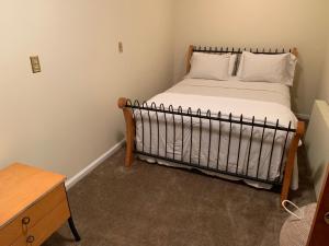 A bed or beds in a room at Woody Westover in Hillcrest DC near Capitol Hill