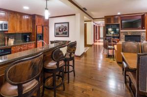 The lounge or bar area at The Ritz-Carlton Club, 3 Bedroom Residence Float 1, Ski-in & Ski-out Resort in Aspen Highlands