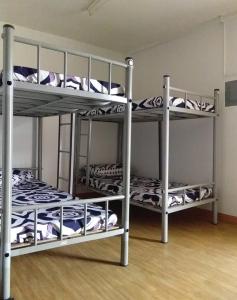 Postel nebo postele na pokoji v ubytování Mang Ben Dormitory