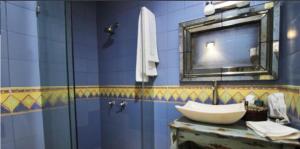 La salle de bains est pourvue d'un lavabo et d'un miroir. dans l'établissement Alondra Hotel Boutique, à Mineral del Monte