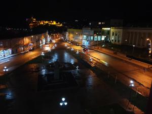 Vista generica su Akhaltsikhe o vista sulla città dall'interno dell'appartamento
