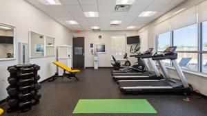Fitness centrum a/nebo fitness zařízení v ubytování Best Western Plus Roland Inn & Suites