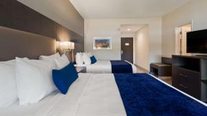 Postel nebo postele na pokoji v ubytování Best Western Plus Roland Inn & Suites