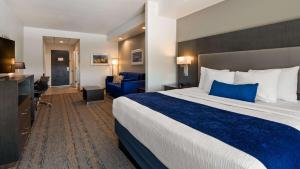 Postel nebo postele na pokoji v ubytování Best Western Plus Roland Inn & Suites