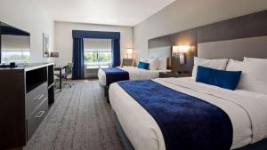 Postel nebo postele na pokoji v ubytování Best Western Plus Roland Inn & Suites