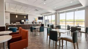 Posezení v ubytování Best Western Plus Roland Inn & Suites
