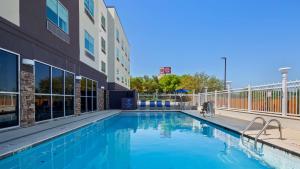 Bazén v ubytování Best Western Plus Roland Inn & Suites nebo v jeho okolí