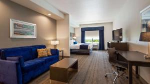 TV a/nebo společenská místnost v ubytování Best Western Plus Roland Inn & Suites