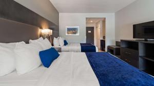 Postel nebo postele na pokoji v ubytování Best Western Plus Roland Inn & Suites
