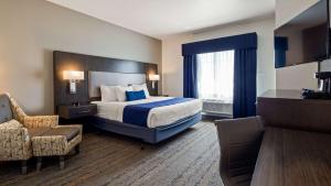 Postel nebo postele na pokoji v ubytování Best Western Plus Roland Inn & Suites